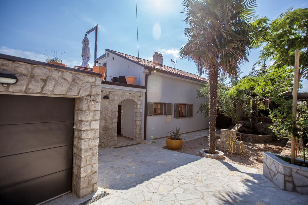 Apartments Ana Малинска Экстерьер фото